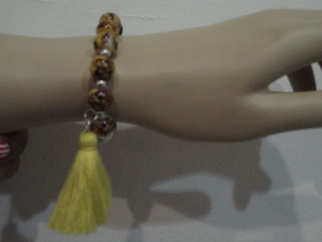 pulsera de color amarillo